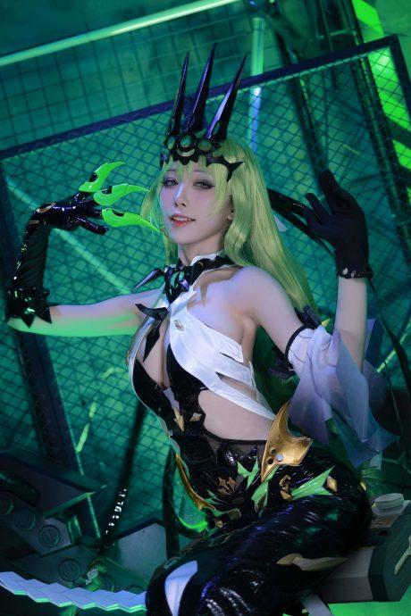 水淼aqua崩坏3COS：展现梅比乌斯的蛇性魅力与邪魅风情