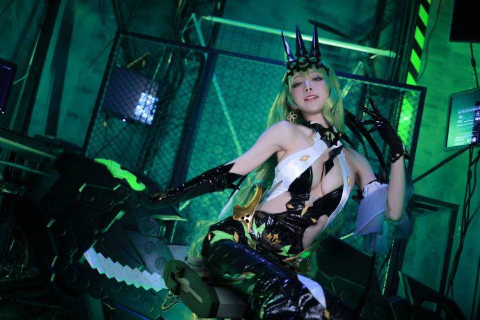 水淼aqua崩坏3COS：展现梅比乌斯的蛇性魅力与邪魅风情
