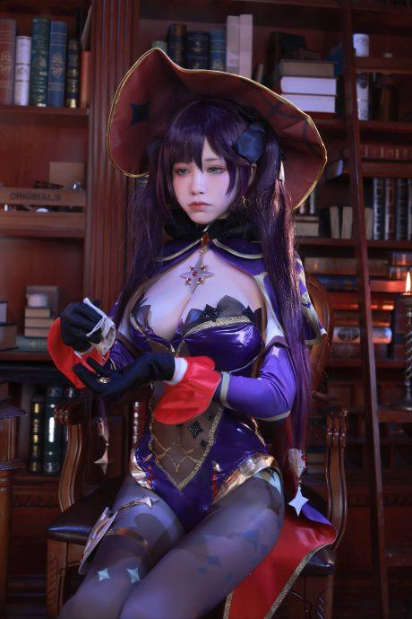 水淼aqua莫娜COS：完美重现原神占星术士的性感与可爱