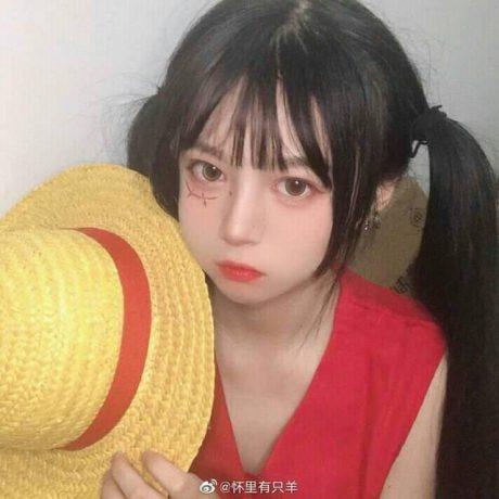 海贼王路飞COS：怀里有只羊演绎迷人可爱的女版路飞