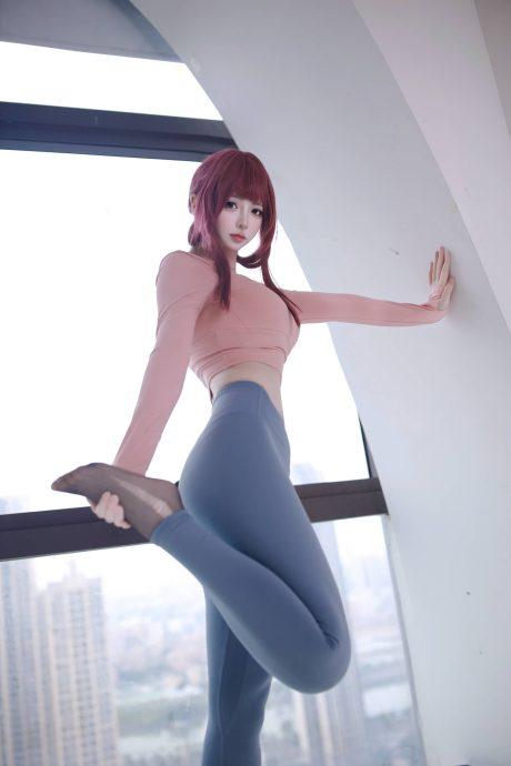 疯猫ss卡芙卡COS：展现瑜伽服版本神秘猎手的致命魅力