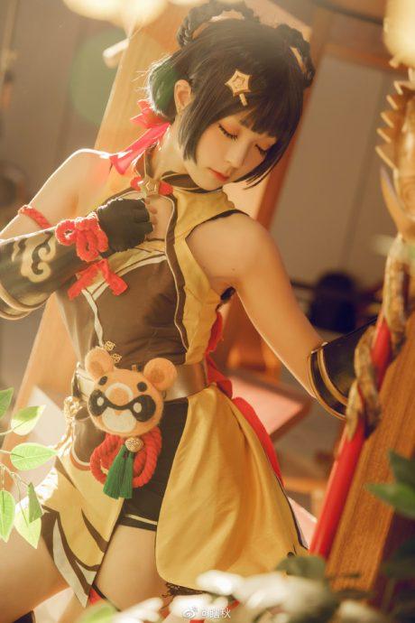 瞎秋香菱COS：完美演绎原神热情火辣的厨娘风采