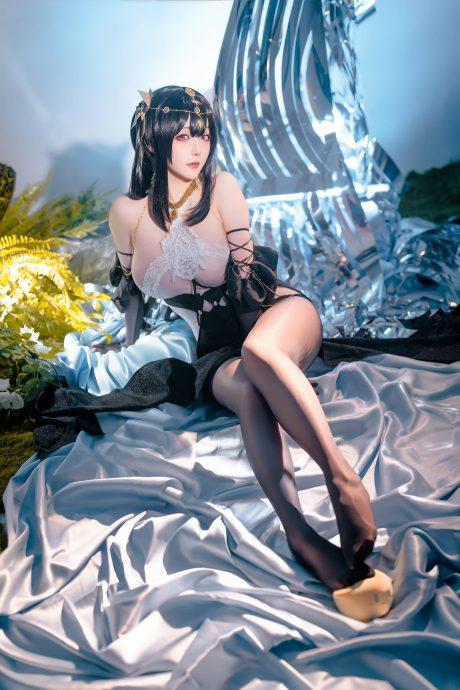 碧蓝航线星之迟迟COS：演绎潋滟水色镇海的性感与智谋