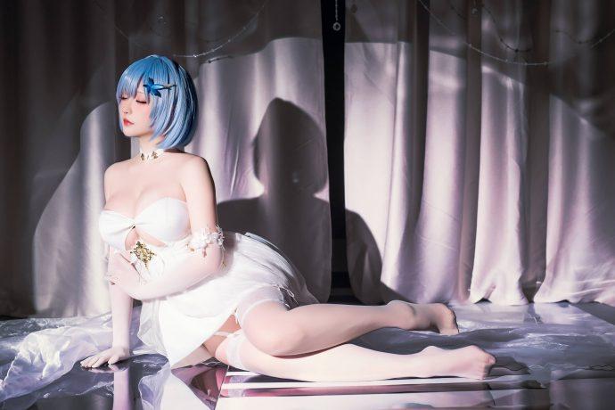 碧蓝航线星之迟迟COS：礼服恰巴耶夫美丽与性感的极致融合