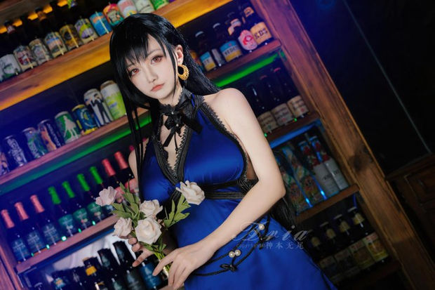 神本无尾蒂法COS：再现礼服版酒吧女神的致命吸引力