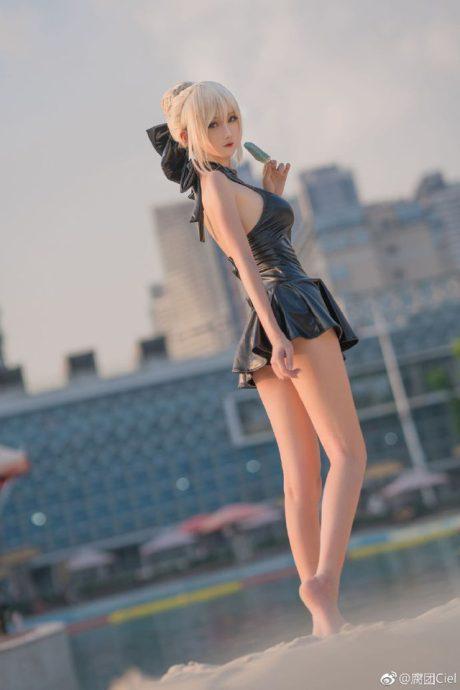 腐团Ciel阿尔托莉雅COS：湖边性感骑士让人心动不已