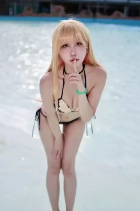 花柒Hana喜多川海梦COS：泳池边的青春魅力与性感交织