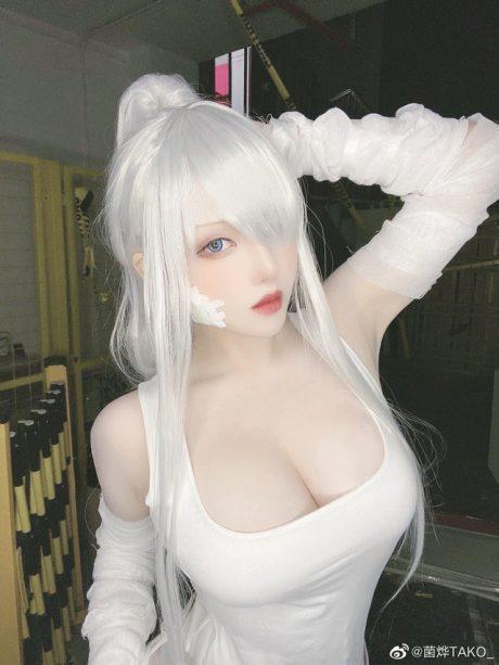 菌烨tako白血球COS：再现性感与力量并存的女神形象