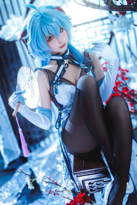 蠢沫沫甘雨COS：化身原神璃月秘书展现旗袍的迷人魅力