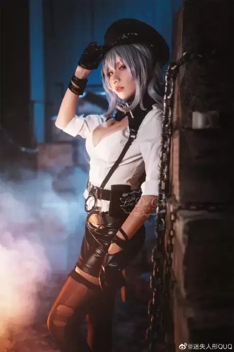 迷失人形QUQ甘古特COS：碧蓝航线女警官的性感与权威