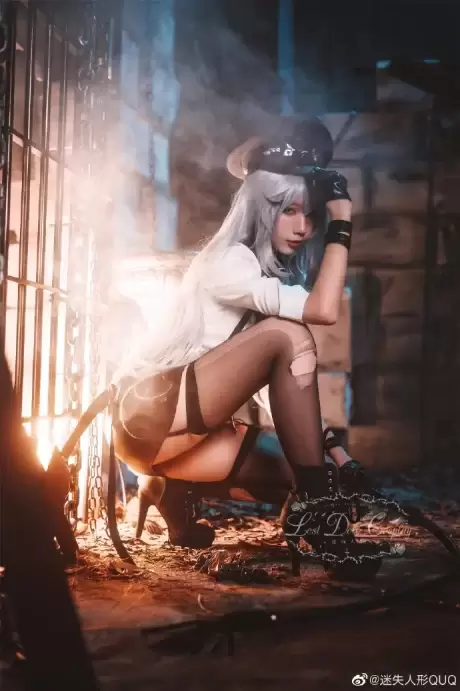 迷失人形QUQ甘古特COS：碧蓝航线女警官的性感与权威