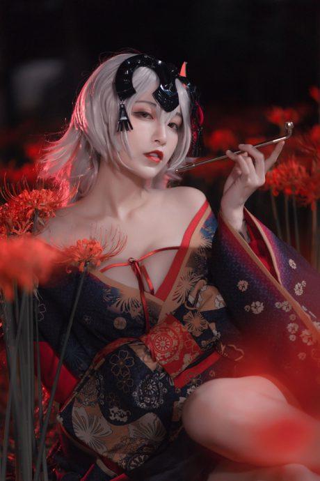 铁板烧鬼舞w贞德COS：完美诠释FGO圣女的性感与温柔