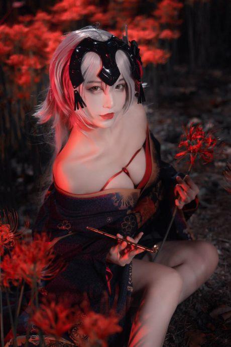 铁板烧鬼舞w贞德COS：完美诠释FGO圣女的性感与温柔