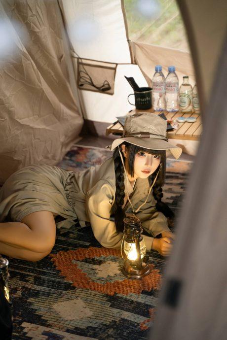 露营蠢沫沫COS：演绎探险少女在夜色中的纯真与性感