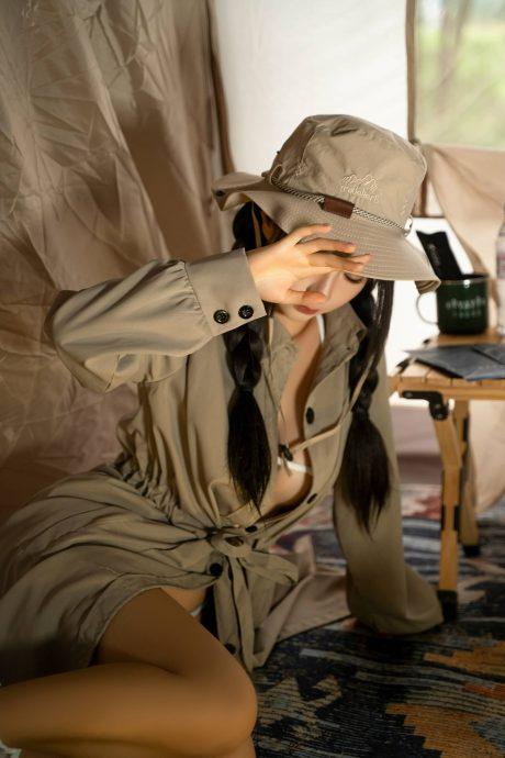 露营蠢沫沫COS：演绎探险少女在夜色中的纯真与性感