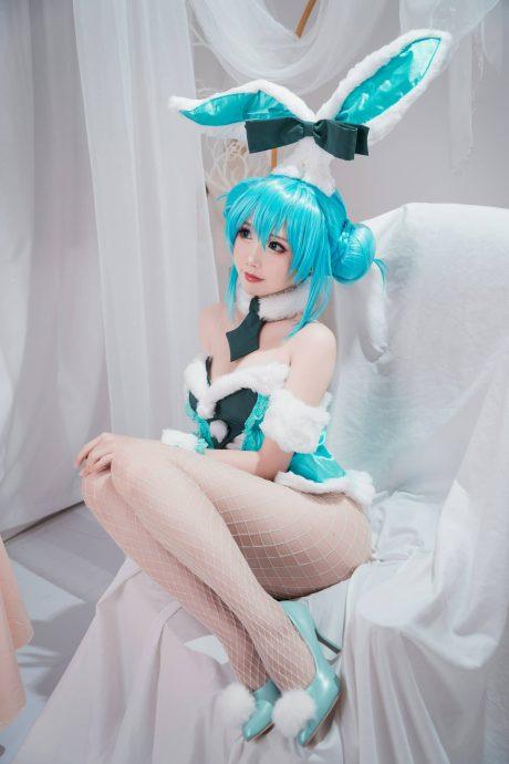 面饼仙儿初音未来COS：带来兔女郎性感与甜美的极致融合