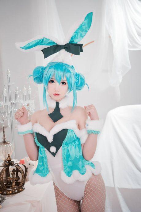 面饼仙儿初音未来COS：带来兔女郎性感与甜美的极致融合