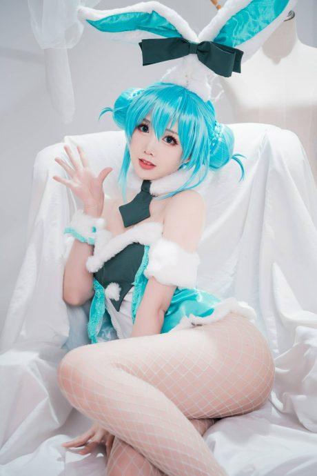 面饼仙儿初音未来COS：带来兔女郎性感与甜美的极致融合