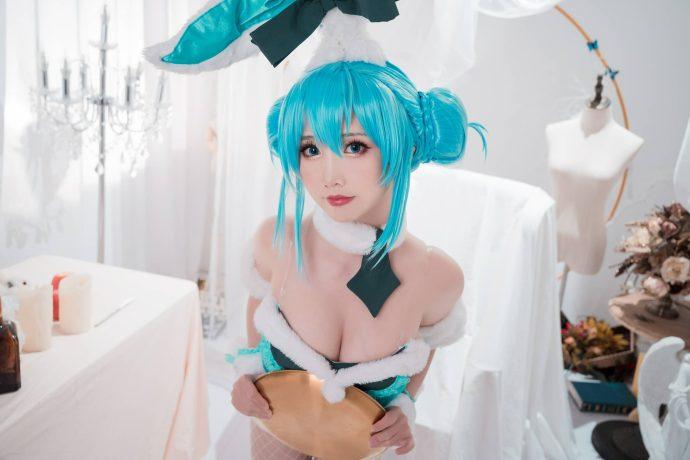 面饼仙儿初音未来COS：带来兔女郎性感与甜美的极致融合