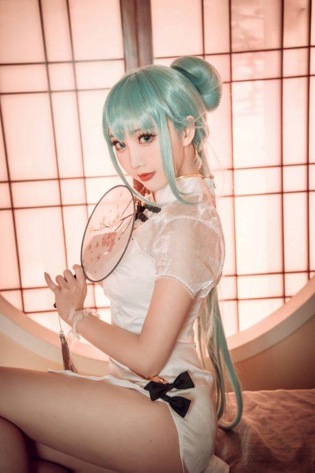面饼仙儿初音未来COS：诠释旗袍版虚拟偶像的东方韵味
