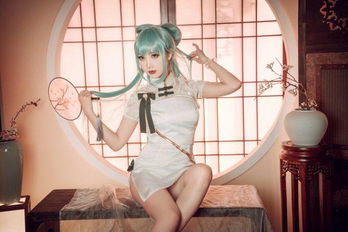 面饼仙儿初音未来COS：诠释旗袍版虚拟偶像的东方韵味