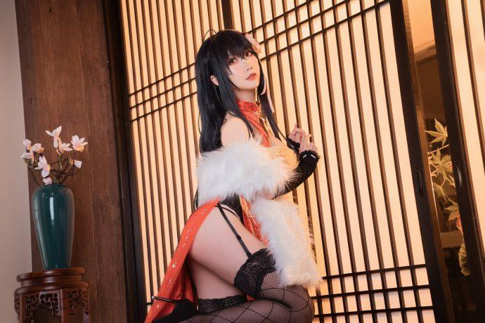 面饼仙儿旗袍大凤COS：东方风情与性感魅力的完美结合