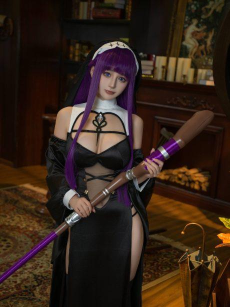 魔法少女桜井宁宁COS：诠释黑礼服菲伦的魔法魅力与性感