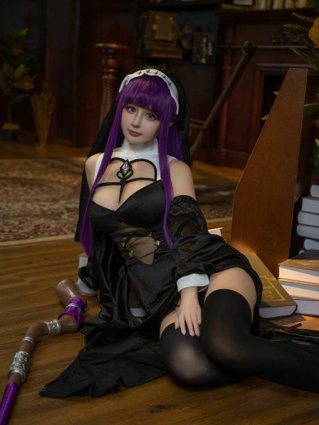 魔法少女桜井宁宁COS：诠释黑礼服菲伦的魔法魅力与性感