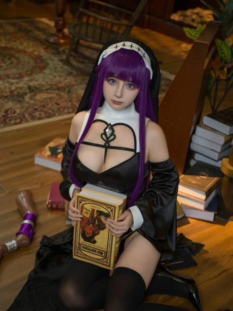 魔法少女桜井宁宁COS：诠释黑礼服菲伦的魔法魅力与性感