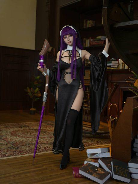 魔法少女桜井宁宁COS：诠释黑礼服菲伦的魔法魅力与性感