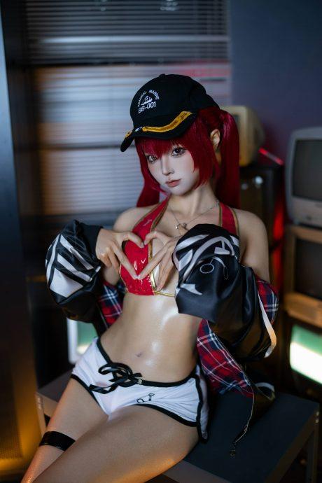 Hololive蠢沫沫COS：完美诠释宝钟玛琳船长的活力与性感