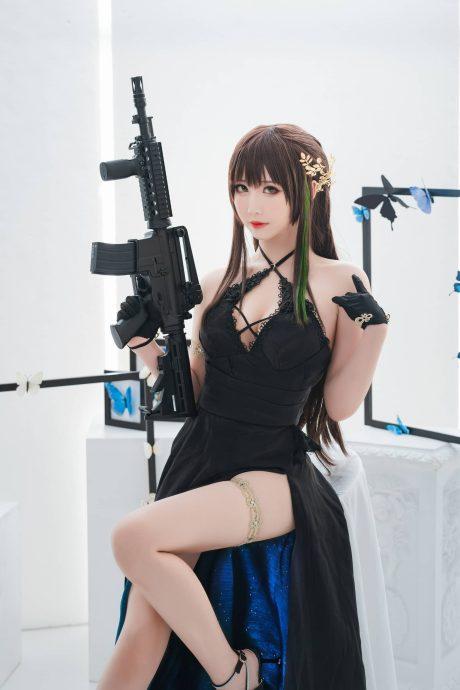 少女前线面饼仙儿COS：演绎婚纱版冷艳枪娘M4A1的浪漫时刻