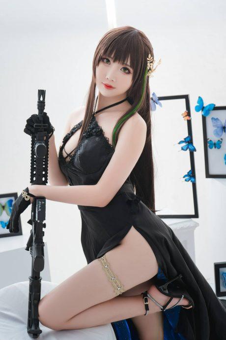 少女前线面饼仙儿COS：演绎婚纱版冷艳枪娘M4A1的浪漫时刻
