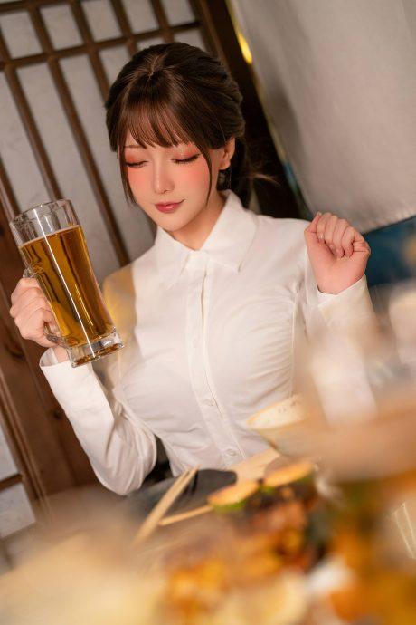 星之迟迟OL女郎COS：演绎不胜酒力新人后辈的性感可爱