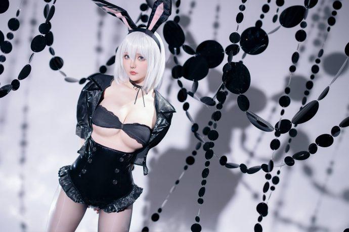 星之迟迟尤尔哈2Bcos：演绎兔女郎2B的赛博朋克与性感魅力