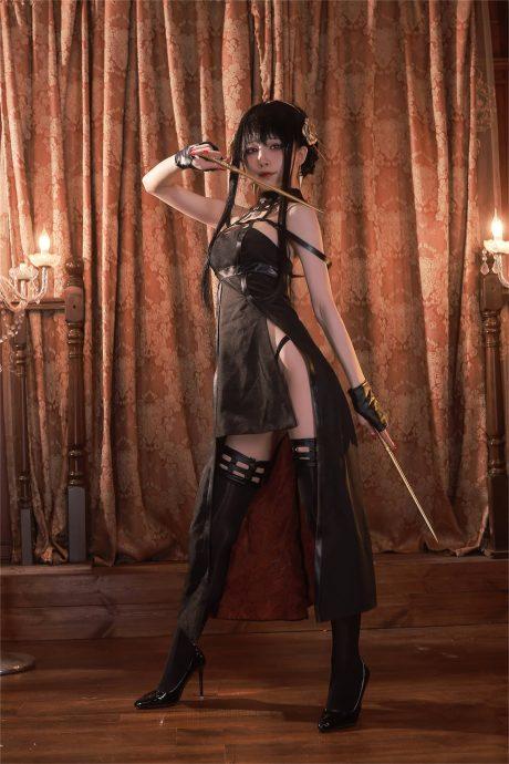 水淼aqua约尔COS：演绎荆棘公主性感与冷酷的双重魅力