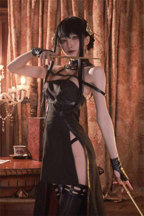 水淼aqua约尔COS：演绎荆棘公主性感与冷酷的双重魅力