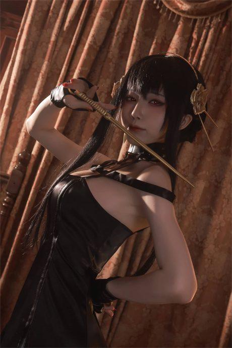 水淼aqua约尔COS：演绎荆棘公主性感与冷酷的双重魅力