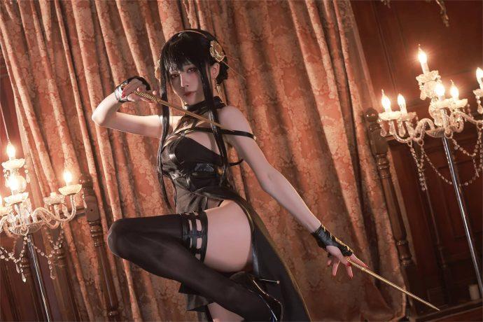 水淼aqua约尔COS：演绎荆棘公主性感与冷酷的双重魅力