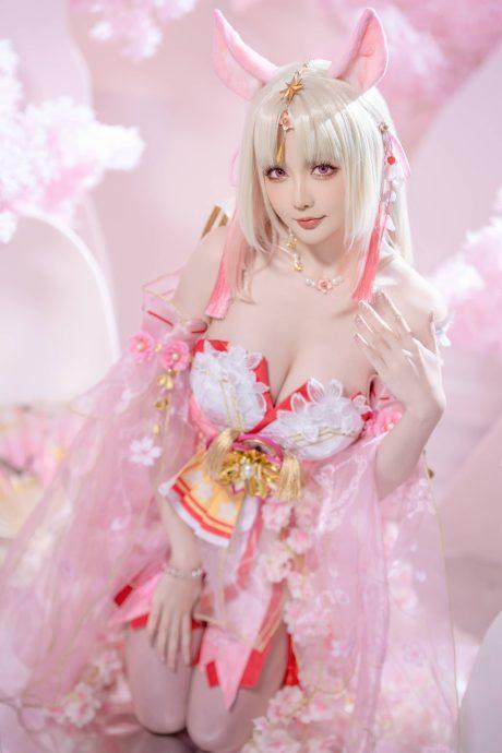 永劫无间星之迟迟COS：演绎樱云天女胡桃的甜美和性感