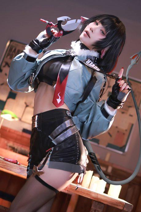 绝区零水淼aquaCOS：展现女王简杜的性感可爱与危险魅惑