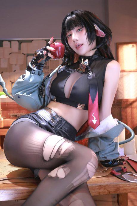 绝区零水淼aquaCOS：展现女王简杜的性感可爱与危险魅惑