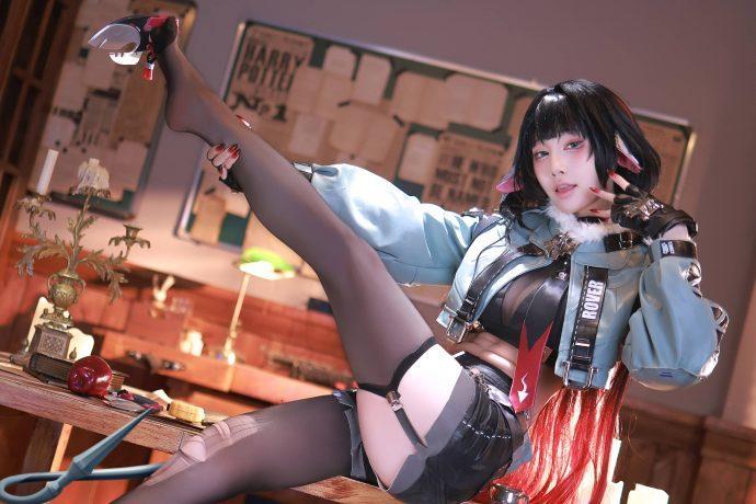 绝区零水淼aquaCOS：展现女王简杜的性感可爱与危险魅惑