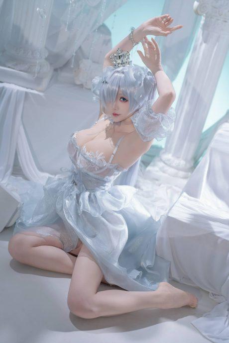 胜利女神星之迟迟COS：完美演绎妮姬灰姑娘的性感与优雅