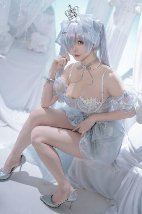 胜利女神星之迟迟COS：完美演绎妮姬灰姑娘的性感与优雅