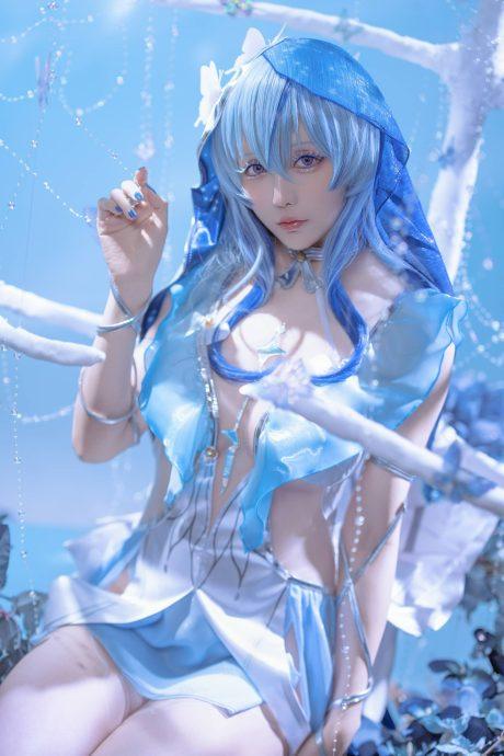 鸣潮星之迟迟COS：演绎守岸人的冰冷神秘与性感柔美