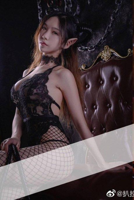 Eiuo_扒拉惊艳登场：性感与幻想交织的兔女郎魅魔COS秀