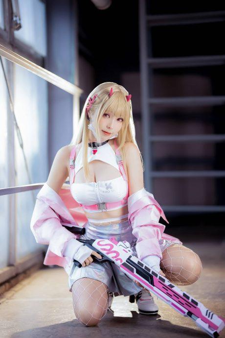 ElyEE子胜利女神COS：展现妮姬毒蛇的军师智慧与致命魅力