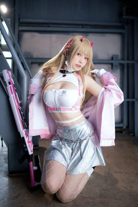 ElyEE子胜利女神COS：展现妮姬毒蛇的军师智慧与致命魅力