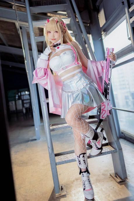 ElyEE子胜利女神COS：展现妮姬毒蛇的军师智慧与致命魅力